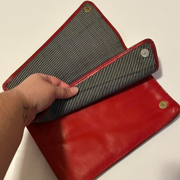 Red leather clutch bag with zip closure - Picture 2 of 8